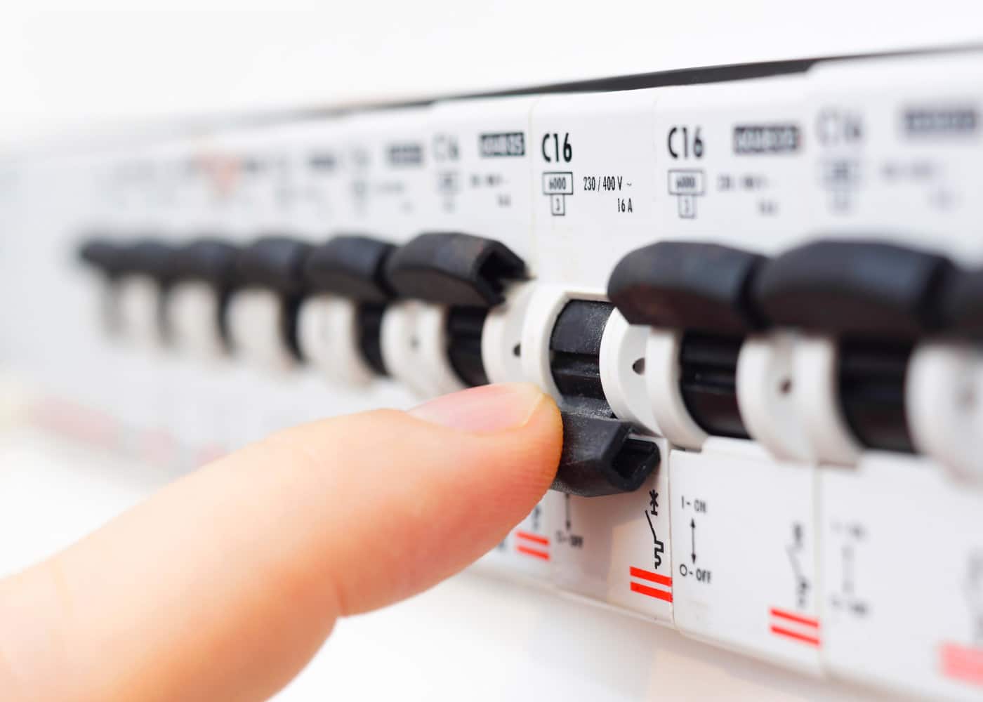 Manutenzione impianti elettrici calendarizzata per efficienza duratura. Controlli regolari prevengono problemi, assicurando funzionalità ottimale.