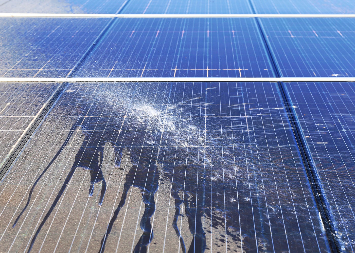 Manutenzione Fotovoltaico con pulizie annuali. Massimizza efficienza, allunga vita dei pannelli e aumenta produzione elettrica.